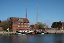 Die  Amazone  im Hafen von Wyk am 27.04.2010.   Heimathafen: Wischhafen, Flagge: Deutschland, Bauj.: 1909, Typ: See-Ewer (Plattbodenschiff), BRZ: 73GT, La: 33,50m, Rumpfl.: 24,69m, B: 5,36m, Tiefg.: 1,40m ohne Schwert/3,50m mit Schwert, frher Ladekapazitt 110t, heute max. 35 Tagesgste oder 22 Mitsegler bei 2-3 Mann Besatzung 