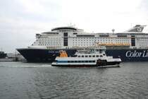 Die  Heikendorf  (IMO 8308733), der Schlepp- und Fhrgesellschaft Kiel mbH, passiert am 01.05.2010 im Kieler Hafen die  Color Magic  (IMO 9349838) der Color Line, die am Norwegenkai liegt.