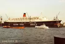 QUEEN ELIZABETH 2 IMO 6725418 im Oktober 1992 in Dock 11 von Blohm&Voss, Hamburg / Cunard Line / bei John Brown& Co, Clydebank, Nr. 736 / 18.4.1969 Ablieferung / BRT 65863 / L�a. 293,53, B 32,01, Tg. 9,87m, / 2 Satz Getriebeturbinen, 110.000 PS, 2 Prop. 28,5 kn / 1986/87 bei Lloyd Werft, Bremerhaven auf dieselelektrischen Betrieb umgebaut, neun 9-Zyl. MAN/B&W, 95.650 kw, 2 E-Motore, 86770 kW, 28,5 kn / BRT 66.450 / 2.10.1992 nach Reparatur bei Blohm&Voss, Hamburg, BRZ 69.053 / 12.1994 BRZ 70.327 / 27.11.2008 Au�erdienststellung / Umbau zum Hotel-Schiff /  (Scan vom Foto)



 
