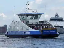 IJVEER 51 pendelt mit Fu�g�ngern u. Radfahrern zwischen Amsterdam-NOORD u. Amsterdam Centraal-Station, im Hintergrund das Kreuzfahrtschiff Celebrity-CONSTELLATION;100903