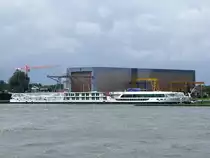 SCENIC-PEARL ein Kreuzfahrtschiff mit einer L�nge von 135mtr. und 169Passagieren sowie 48Crew-Personen, erh�lt in Werkendam ihren letzten Schliff; 100829