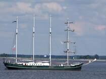SUMMERTIME;Viermastschonerbark mit einer Segelfl�che von rund 1000m�; L�nge 67,00;Breite6,80;Tiefgang 1,90mtr.; bietet  bis 40 Personen Platz, und ankert gerade am Ijsselmeer;100905