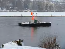 Das WSA Dresden hat die Elbe im Bereich Dresden-Johannstadt f�r jeglichen Fahrverkehr gesperrt: das Mittelteil der Waldschl��chenbr�cke wird eingeschwommen; 16.12.2010
