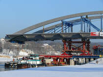 Schubboot EDDA (5609510), (ex Nicole M, ex SCH 2514 Binnenreederei Berlin) auf der Elbe in Dresden an den Pontons, die w�hrend des Einschwimmens das Mittelteil der Waldschl��chenbr�cke aufnehmen; jetzt ist der Verschub der Br�cke soweit gediehen, dass der Unterbau noch teils auf den blauen Stahltr�gern �ber der Betonpfahlreihe und teils auf den roten des ersten Ponton liegt; 18.12.2010
