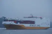 Die Grande Ghana IMO-Nummer:9343168 Flagge:Italien L�nge:210.0m Breite:32.0m Baujahr:2009 Bauwerft:Uljanik Shipyard,Pula Kroatien am Abend des 03.01.10 auslaufend aus Hamburg