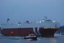 Der Autotransporter Sebring Express IMO-Nummer:9434321 Flagge:Philippinen L�nge:180.0m Breite:30.0m Baujahr:2009 Bauwerft:Mitsubishi Heavy Industries,Kobe Japan am Abend des 03.01.11 nach Hamburg einlaufend. 