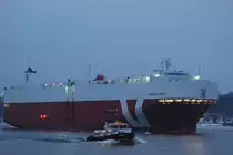 Der Autotransporter Sebring Express IMO-Nummer:9434321 Flagge:Philippinen L�nge:180.0m Breite:30.0m Baujahr:2009 Bauwerft:Mitsubishi Heavy Industries,Kobe Japan am Abend des 03.01.11 nach Hamburg einlaufend. 