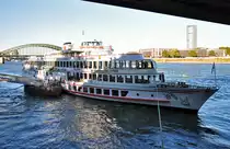 Der Ahoi-Express, Veranstaltung auf dem KD Fahrgastschiff  Wappen von K�ln , vert�ut unter der Severinsbr�cke in K�ln - 10.10.2010