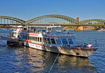 Fahrgastschiff  Lorley  der KD, Baujahr 1996, an der Rheinuferpromenade in K�ln - 10.10.2010
