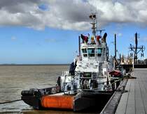 Schlepper  Elbe  am 25.07.2010 in Bremerhaven.L:37m/B:13m/Tg:6,7m/2 Diesel
je 2650kw / Pfahlzug 75t / 14,5kn / VS-Trecker / IMO 9323156 / Baujahr 2006 / Schwesterschiff der  Ems 