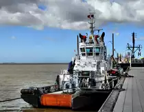 Schlepper  Elbe  am 25.07.2010 in Bremerhaven.L:37m/B:13m/Tg:6,7m/2 Diesel
je 2650kw / Pfahlzug 75t / 14,5kn / VS-Trecker / IMO 9323156 / Baujahr 2006 / Schwesterschiff der  Ems 