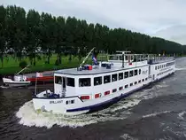 BRILLANT; ein kleines Flu�kreuzfahrtschiff, welches max.78Personen Platz  bietet ist im Amsterdam-Rijnkanaal Richtung Utrecht unterwegs;100903