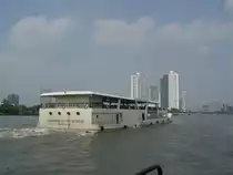 Ein Flu�-Kreuzfahrschiff, die  Chaopraya Princess II , am 13.01.2011 in Bngkok