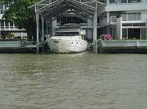 Eine Motoryacht an Bangkok am 13.01.2011 an ihrer Ankerstelle im Chao Phraya Flu�
