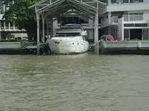Eine Motoryacht an Bangkok am 13.01.2011 an ihrer Ankerstelle im Chao Phraya Flu�
