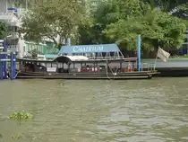 Am 13.01.2011 in Bangkok: im Chao Phraya Flu� liegt dieses Motorboot vor Anker. Es handelt sich hier um ein Shuttleboot, welches Hotelg�ste vom Hotel zur Skytrain Station Taksin Br�cke bringt