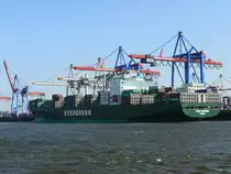 Das EVERGREEN Marine Containerschiff EVER SUPERB, Panama (IMO 9300427) L: 300m, B: 43m, gebaut 2006 bei MITSUBISHI HEAVY INDUSTRIES, KOBE JAPAN liegt zum Entladen auf der Elbe am Burchardkai im Hamburger Hafen; 16.04.2009
