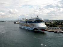 Die  AIDABLU  in Warnem�nde (August 2010)