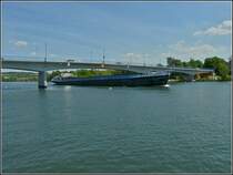 Am 24.05.2010 f�hrt das leere Frachtschiff  LANSINGH  unter der Br�cke in Remich die Luxemburg mit Deutschland verbindet hindurch.  Schiffsdaten : Euronr. 02329462, Bj 2007, L 85,90 m, B 10 m, T 1801, Eigner: Rimado Scheepvaartbedrijf (T. den Ouden), Krimpen a/d IJssel. 