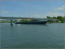 Am 24.05.2010 f�hrt das leere Frachtschiff  LANSINGH  unter der Br�cke in Remich die Luxemburg mit Deutschland verbindet hindurch.  Schiffsdaten : Euronr. 02329462, Bj 2007, L 85,90 m, B 10 m, T 1801, Eigner: Rimado Scheepvaartbedrijf (T. den Ouden), Krimpen a/d IJssel. 