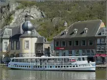 Das Ausflugschiff  Le Mouche  wartet am 30.03.2009 in Dinant auf Fahrg�ste.