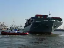 Der niederl�ndische Schlepper ZP CHALONE dreht das Containerschiff HUMEN BRIDGE, Panama (IMO: 9302164) L:336m, B:46m gebaut 2007 bei ISHIKAWJIMA HARIMA HEAVY INDUSTRIES, TOKYO JAPAN auf der Elbe um 180 Grad (2); Hamburg, 16.04.2009
