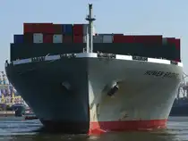 Das Containerschiff HUMEN BRIDGE, Panama (IMO: 9302164) L:336m, B:46m gebaut 2007 bei ISHIKAWJIMA HARIMA HEAVY INDUSTRIES, TOKYO JAPAN wird auf der Elbe um 180 Grad gedreht (3); Hamburg, 16.04.2009
