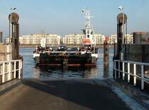 Die Autofhre  WARNOW  legt auf der Warnemnder Uferseite am 29.Januar 2011 an.