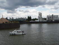 Ein kleines Schiff im Frankfurter Osthafen am 11.07.09