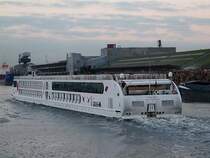 AROSA-AQUA(135x11,4mtr.;Baujahr2009)schiebt sich mit ihrer 4x331kW Antriebsleistung im Morgengrauen in den Hafen von Gent;100901