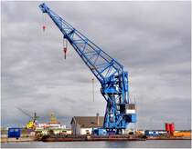 Schwimmkran SK 16  Der blaue Klaus  am 10.06.2010 in Bremerhaven. L:49m / B:23,35m / Tg.:2,37m / Hhe:63m / Haupthub 150 t / im Hafen Selbstfahrer / 1923 in Bremen bei der AG Weser Werft gebaut. Eigner: Lloyd Werft Bremerhaven