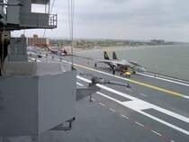 Flugzeugtrger USS Lexington, Blick von Brckenaufbau auf Flugdeck
(18.03.2007)