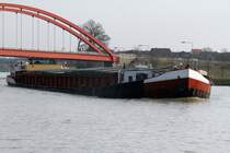 Name: Del Cassia
ex. Name: Mignon, Hamica
gemeldet in: Sachsenhagen
Nationalitt:
Europanummer: 04401760
Lnge: 83m
Breite: 10,3m
Tiefgang: 2,6m
Tonnage: 1408t
Maschinenleistung: 800 PS
Maschinen-Hersteller: Deutz
Baujahr: 1902
Erbaut in: Niederlande
Bauwerft: van der Giessen-de Noord NV

Die Del Cassia in Bergeshvede zu Tal (DEK km 107,4)