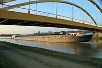 Name: Jurbri
Ex-Name: Brenntag 6 
gemeldet in: Hank
Nationalitt: Niederlande
EuNr.: 02311761
Lnge: 80m
Breite: 8,2m
Tiefgang: 2,54m
Tonnage: 1251t
Maschine: Modag 630 PS --> heute: Cummins 1000PS
Baujahr: 1957
Werft: Bsching & Rosemeyer in Uffeln

Aufgenommen in Birgte zu Berg.(DEK km 103,77)