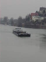 Ein Kohleschiff in Heidelberg am 24.02.11