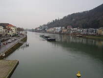 Ein Kohleschiff auf dem Neckar in Heidelberg am 24.02.11