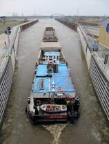 Sch 2434 verlt am 27.02.2011 d. Schleuse Rothensee und fhrt in den Magdeburger Abtiegskanal ein. 