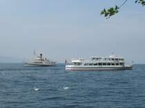 Das Motorschiff   Ville-de-Gen�ve   begegnet dem Schaufelraddampfer  Vevey . 1.Mai 2007