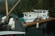 Gaslieferung an ein Flosshaus im Alberni Inlet. Solche H�user sind h�ufig in der Gegend.