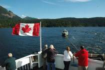 Die Frances Barkley schleppt wenns sein muss auch liegengebliebene Holzf�llertaxis ab. Einem Teil der Jungs wars peinlich abgeschleppt zu werden. Ausserdem ists nat�rlich viel langsamer. 