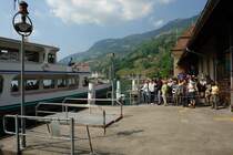 Schweiz - Erwartungsvoll blicken die Fahrg�ste auf die Ankunft der MS Europa in Vitznau am Vierwaldst�tter See und suchen sich schon einen sch�nen Platz auf dem Schiff aus. 1.5.2007