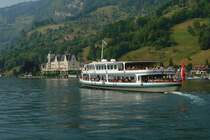 Schweiz - Noch ein Foto mit dem Teleobjektiv auf die MS Europa, die nach einem Stopp in Vitznau am Vierwaldst�tter See, ihre Fahrt nach Luzern ohne Hektik fortsetzt. Im Hintergrund ist das bekannte Park-Hotel zu sehen. 1.5.2007 