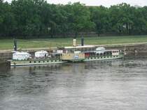 Dampfer  Stadt Wehlen am Liegeplatz zwischen Albert-und Carolabr�cke.6.05.07