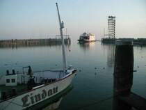 Eine F�hre f�hrt in Friedrichshafen ein.