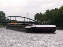 Das niederl. Schiff  Wiltura  l�uft auf die Schleuse in Oberhausen zu. Das Schiff, welches bereits Franca und Futura hie�, ist belanden mit Baumst�mmen. Das Foto stammt vom 12.05.2007