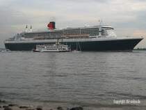 Queen Mary II am 25.08.2006 beim Auslaufen aus Hamburg, hier auf der Elbe H�he Blankenese.