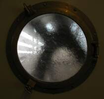 Keine Waschmaschine, sondern ein Blick aus dem inneren des Schauffelraddampfers  Rh�ne  auf das links arbeitende Schauffelrad.
(13.05.2007)