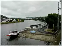 Blick aus dem Zug von der Grenzbr�cke zwischen Deutschland und Luxemburg auf den Schiffsanlegeplattz in Wasserbillig. Das Fahrgastschiff Princesse Marie Astrid wartet noch auf die G�ste welche in Wasserbillig den Zug verlassen haben und wird dann Ihre Fahrt �ber die Mosel fortsetzen. Unten im Bild ist die Sauer welche hier in die Mosel fliesst.  23.06.2011 