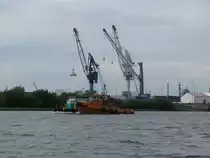 Bei einer Hafenrundfahrt in Hamburg begegnete mir der Schlepper  Otto H�ch  mit einem Schleppverband. Hamburg 26.05.2011