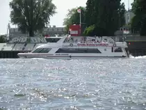 Bei einer Hafenrundfahrt in Hamburg begegnete ich dieses Motorboot  HAFEN HAMBURG, Hamburg 26.05.2011